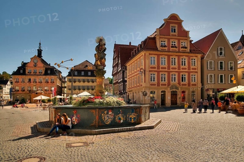 Half-timbered houses in the market square with Marienbrunnen fountain