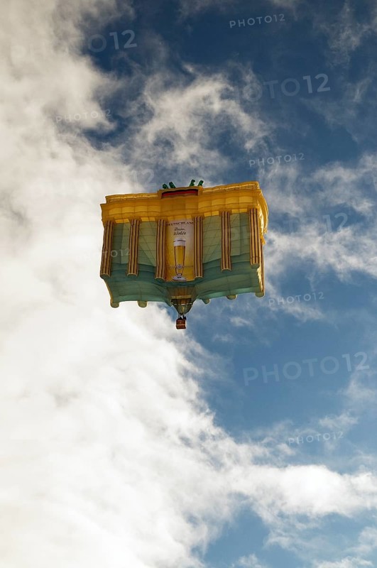 Hot-air balloon shaped like the Brandenburg Gate