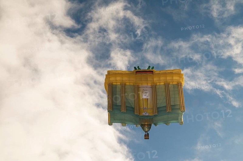 Hot-air balloon shaped like the Brandenburg Gate