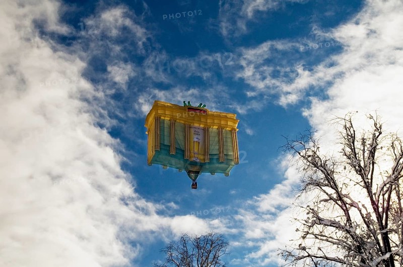 Hot-air balloon shaped like the Brandenburg Gate