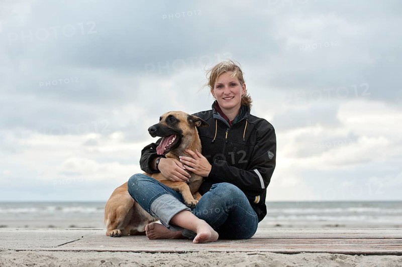 Woman with a Hollandse Herdershond