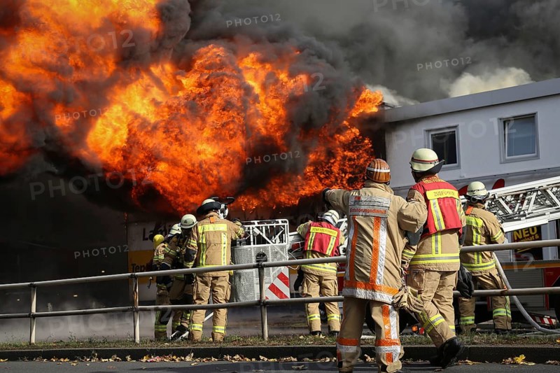 More than 140 firefighters extinguishing a burning carpet warehouse in Berlin-Reinickendorf