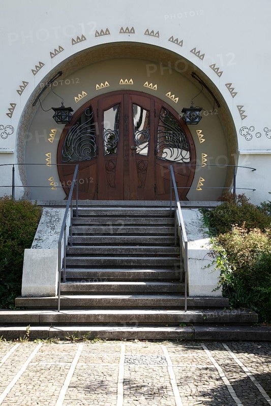 Art Nouveau-style entrance to the Haus Glueckert I building
