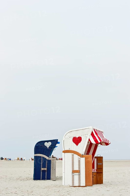 Roofed wicker beach chairs with hearts