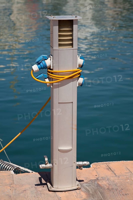 Power supply for boats