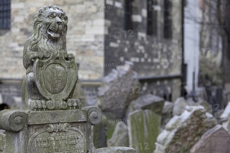 Lion of Judah sculpture on gravestone in Jewish cemetery