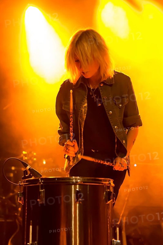 Sophie Diggelmann from the Swiss women's rock band Velvet Two Stripes performing live in the Schueuer concert hall