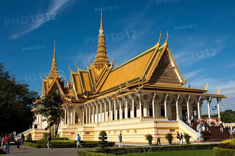 Tourists visiting the Preah Thineang Dheva Vinnichay throne hall