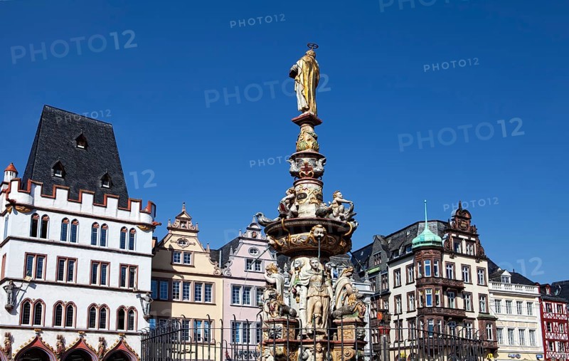 Petrusbrunnen fountain on Hauptmarkt square