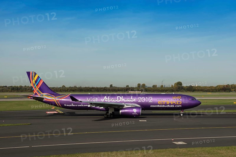 Aircraft of Etihad Airways with the slogan 'Visit Abu Dhabi'