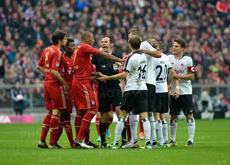 Mass confrontation of players from FC Bayern and Eintracht Frankfurt discussing a decision with referee Marco Fritz