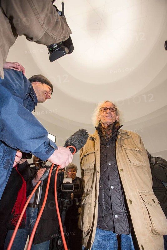 The artist Christo with journalists at the opening of the exhibition of the Christo-installation "Big Air Package" in the Gasometer Oberhausen