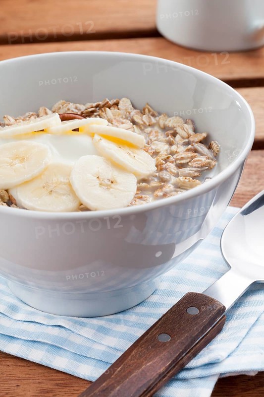 Muesli with yoghurt and banana