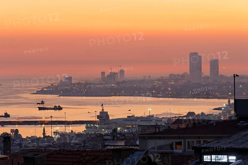 Evening mood on the shore of the Marmara Sea