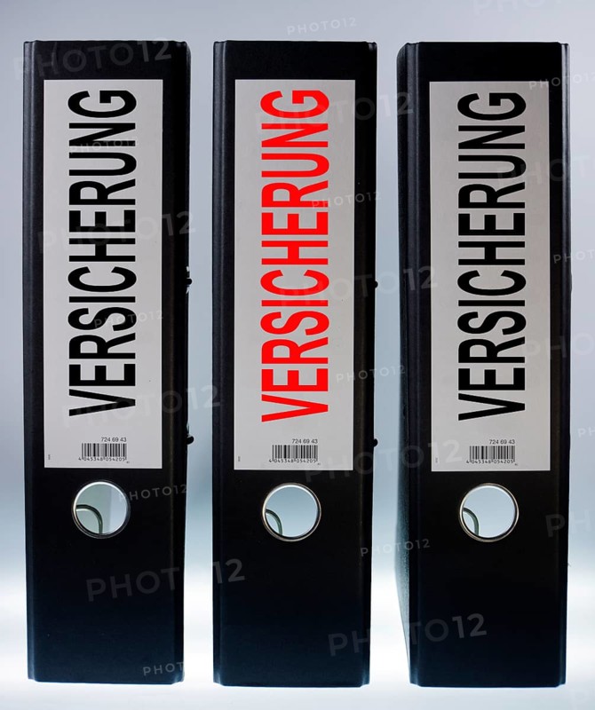 Three ring binders labelled 'VERSICHERUNG'