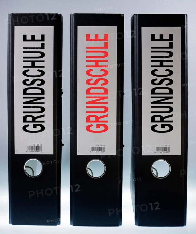 Three file folders labeled 'Grundschule'