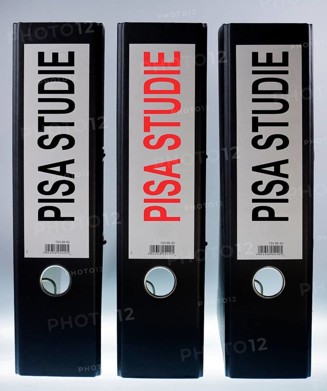 File folders labeled 'PISA-Studie'