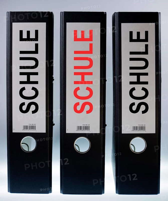 Three file folders labeled 'Schule'