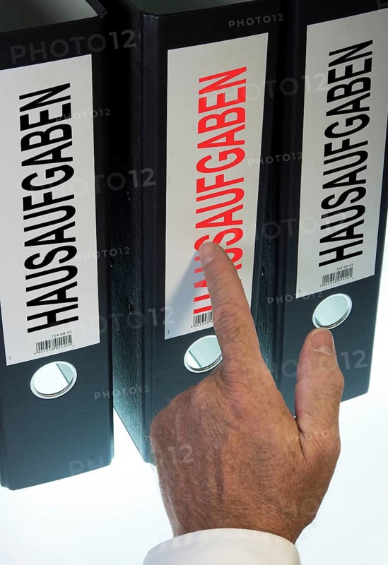 Hand pointing to a file folder labeled 'Hausaufgaben'