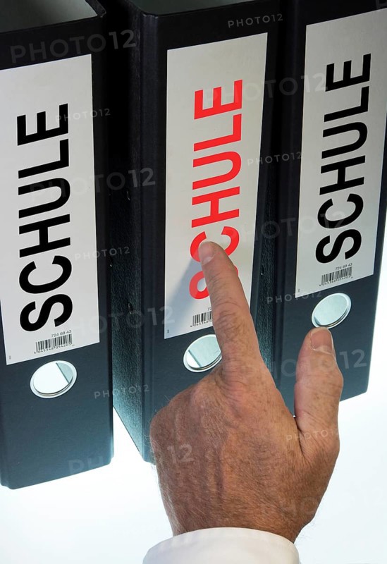 Hand pointing to a file folder labeled 'Schule'