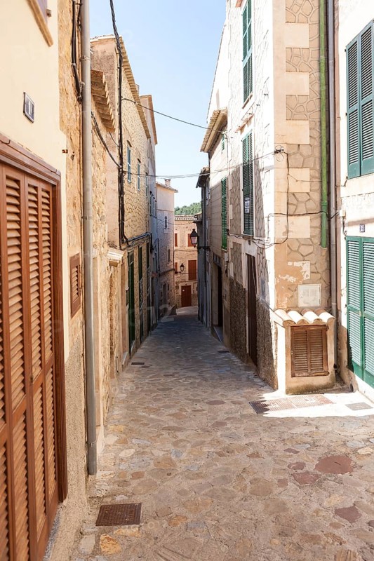 Alleyway in the mountain village of Estellencs