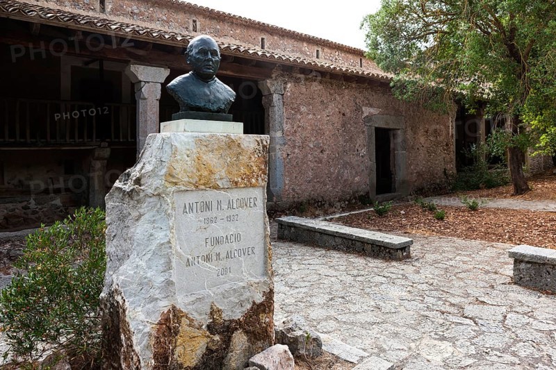 Monument to Antoni M. Algover