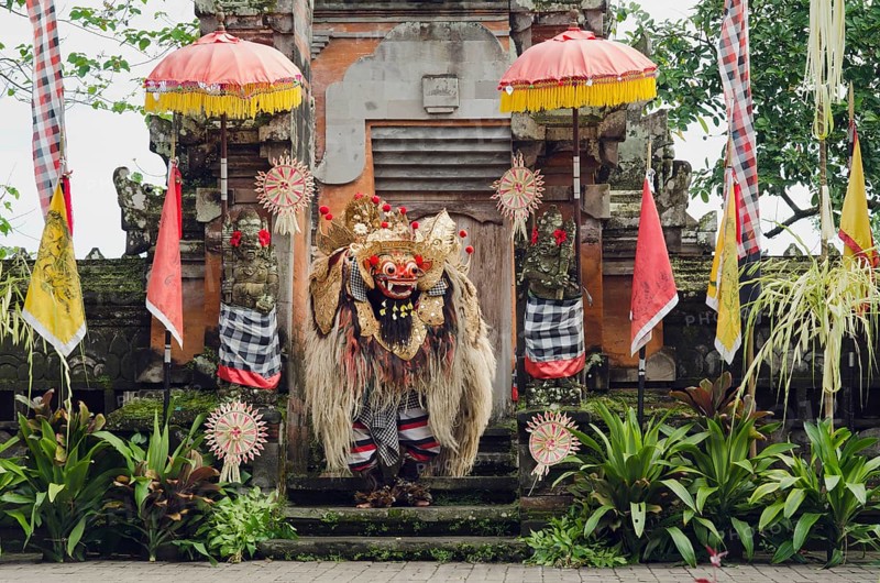 Barong dance in front of a Hindu temple with decorations in Batubulan