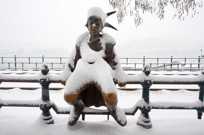 Bronze statue on the Danube Bank in the snow