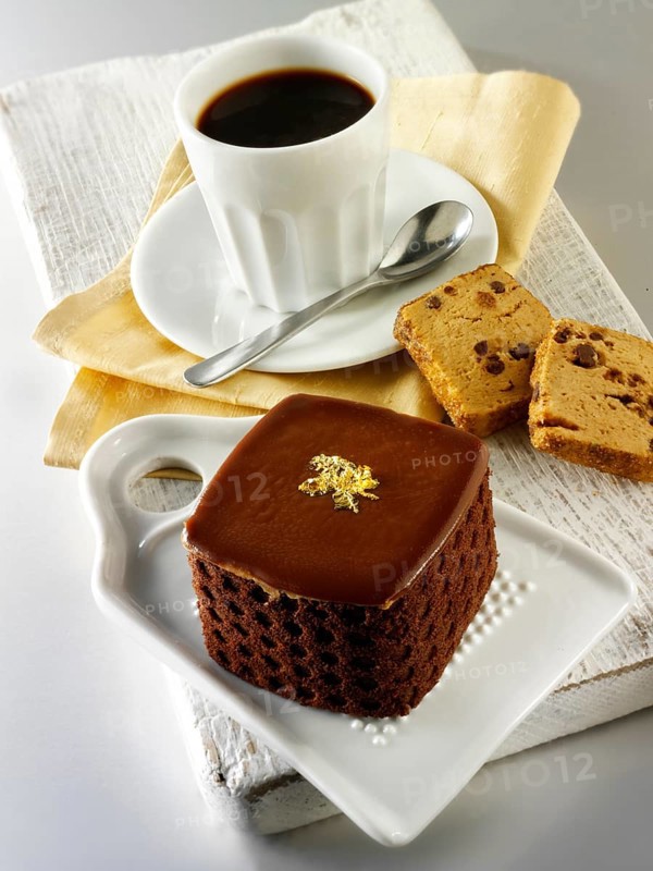 Cake with a sponge case and chocolate filling