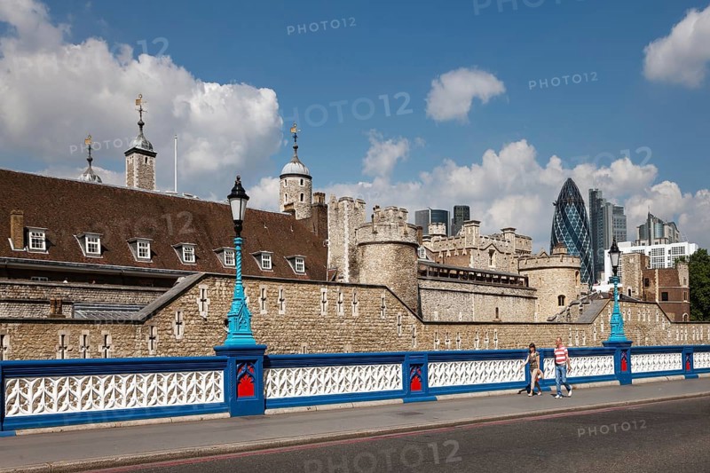 Tower of London in front of the Swiss Re Tower