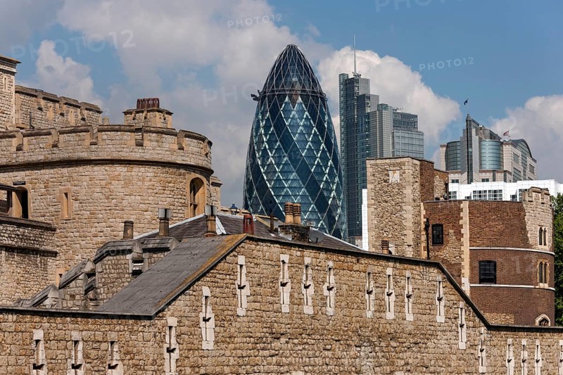 Tower of London in front of the Swiss Re Tower