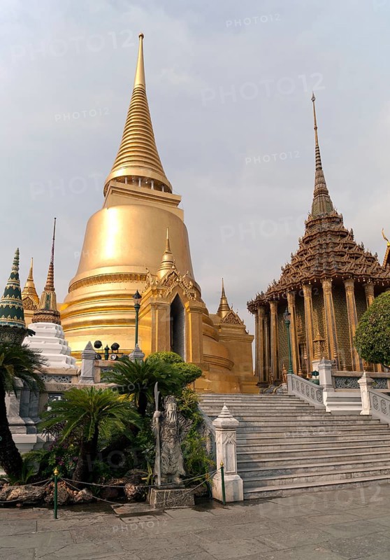 Phra Sri Rattana Chedi and Phra Mondop
