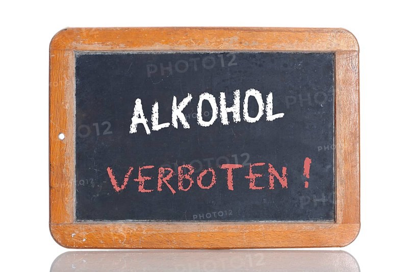 Old school blackboard with the words ALKOHOL VERBOTEN!