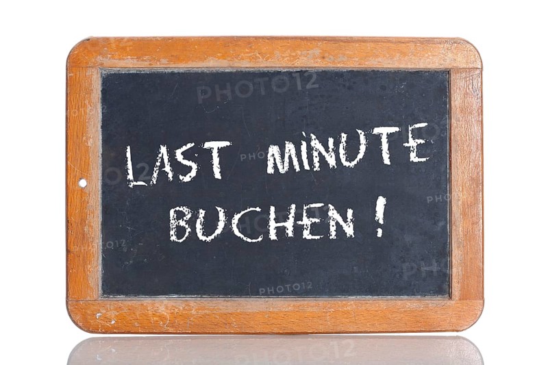 Old school blackboard with the words LAST MINUTE BUCHEN!