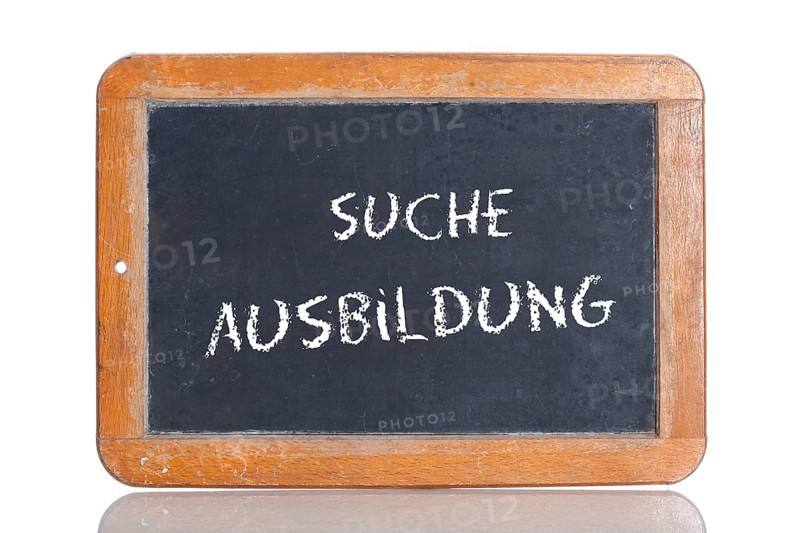 Old school blackboard with the words SUCHE AUSBILDUNG