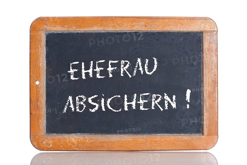 Old school blackboard with the words EHEFRAU ABSICHERN!