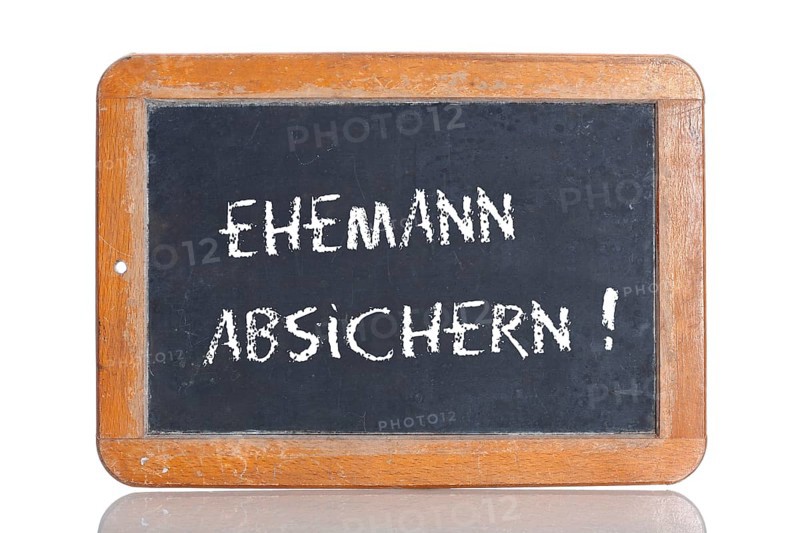 Old school blackboard with the words EHEMANN ABSICHERN!