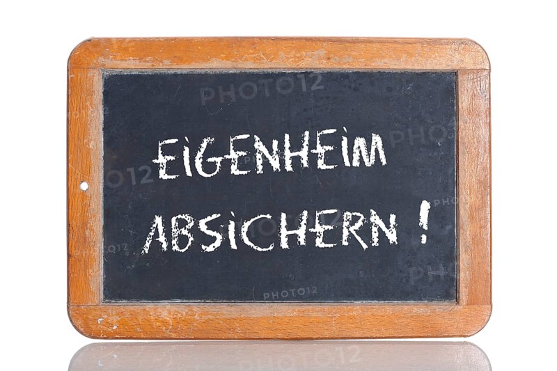 Old school blackboard with the words EIGENHEIM ABSICHERN!