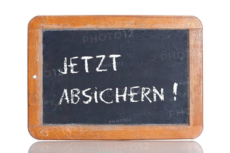 Old school blackboard with the words JETZT ABSICHERN!