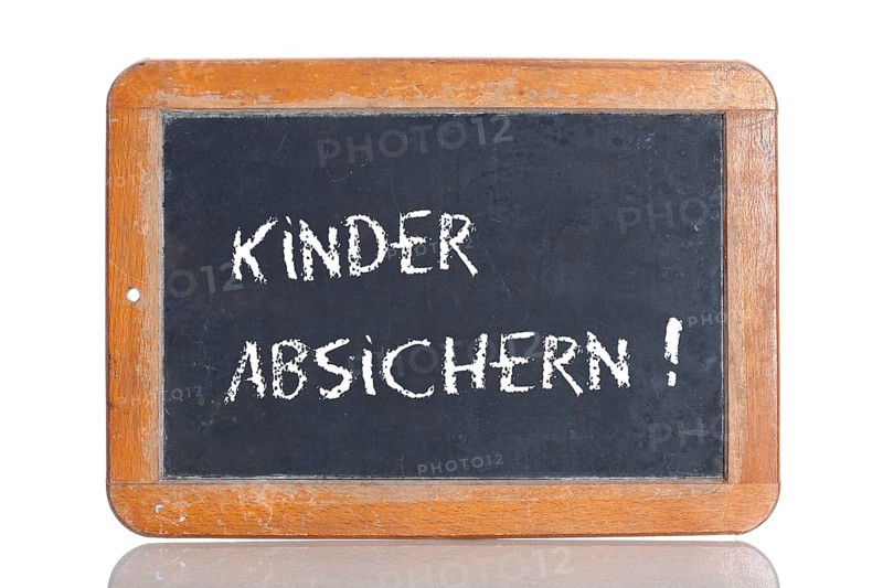 Old school blackboard with the words KINDER ABSICHERN!
