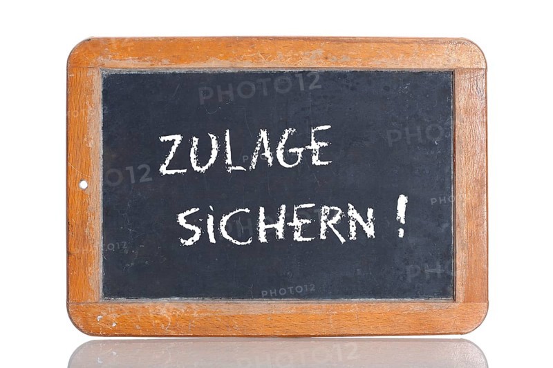 Old school blackboard with the words ZULAGE SICHERN!