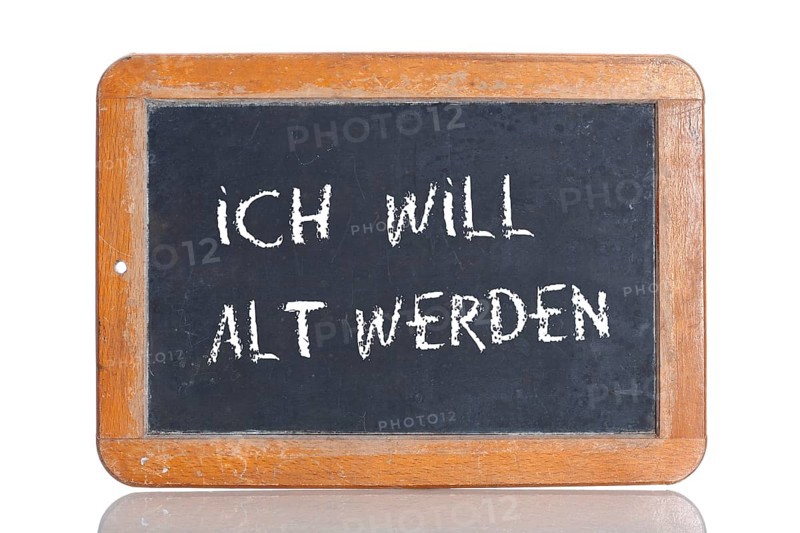 Old school blackboard with the words ICH WILL ALT WERDEN