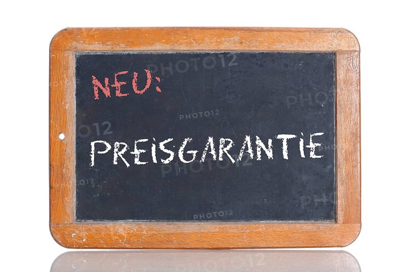 Old school blackboard with the words NEU: PREISGARANTIE