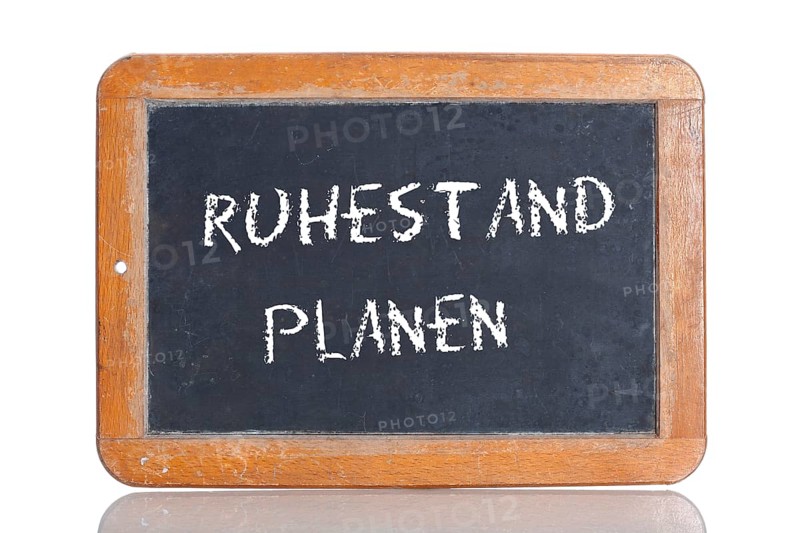Old school blackboard with the words RUHESTAND PLANEN