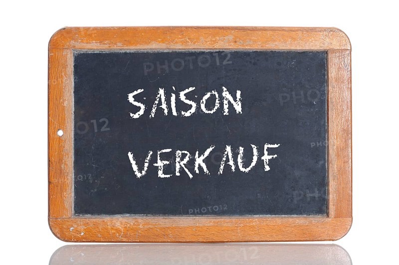 Old school blackboard with the words SAISON VERKAUF
