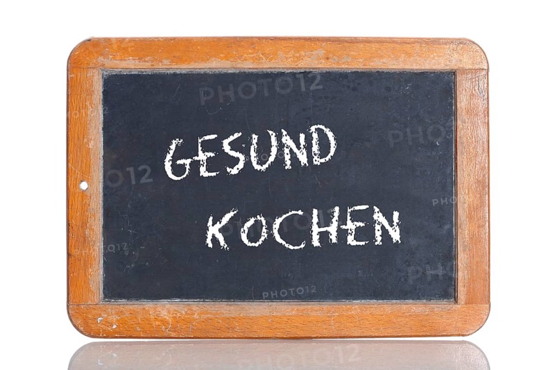 Old school blackboard with the term GESUND KOCHEN