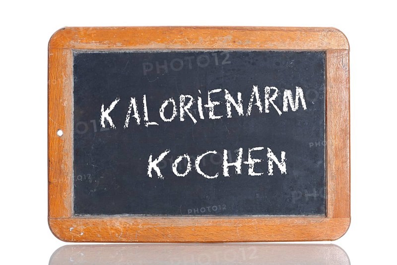 Old school blackboard with the term KALORIENARM KOCHEN
