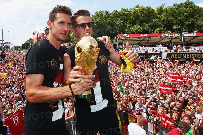 Miroslav Klose and Erik Durm with the trophy