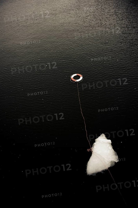 Life buoy and floating ice