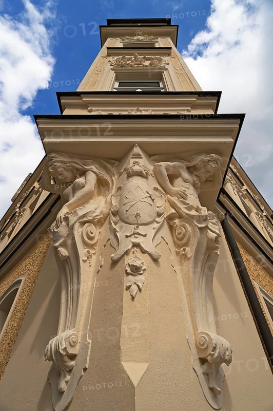 Caryatids underneath the multi-storey bay windows of an Art Nouveau building